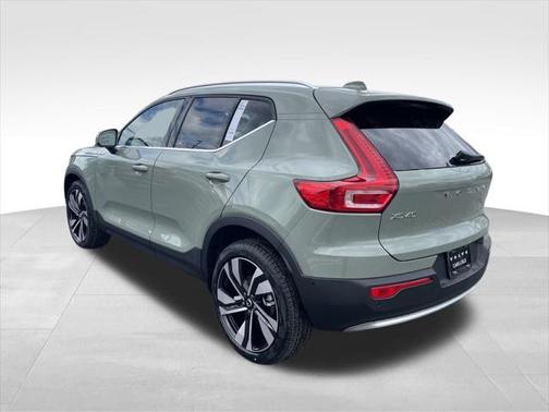2025 Volvo XC40 B5 Ultra Bright Theme