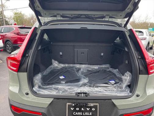 2025 Volvo XC40 B5 Ultra Bright Theme