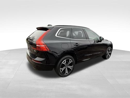 2022 Volvo XC60 B5 Momentum