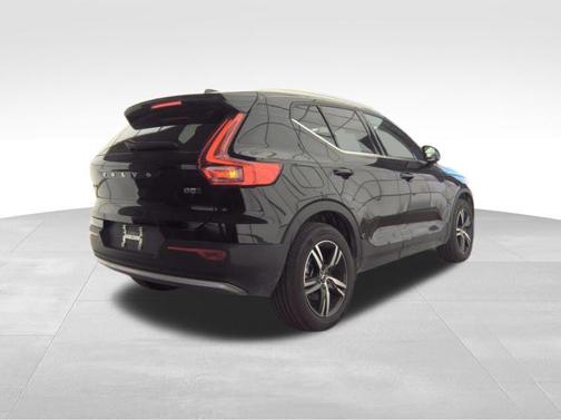 2025 Volvo XC40 B5 Core