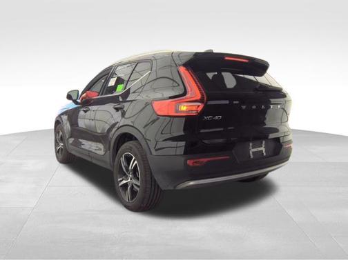 2025 Volvo XC40 B5 Core