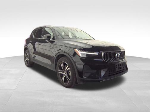 2025 Volvo XC40 B5 Core
