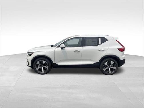 2025 Volvo XC40 B5 Core