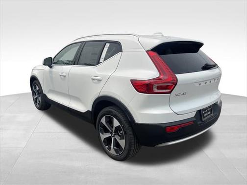2025 Volvo XC40 B5 Core
