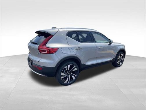 2025 Volvo XC40 B5 Plus Bright Theme