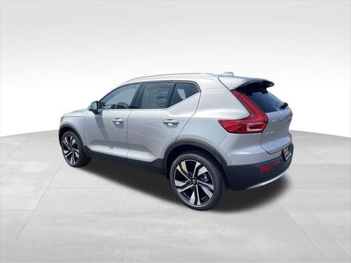 2025 Volvo XC40 B5 Plus Bright Theme