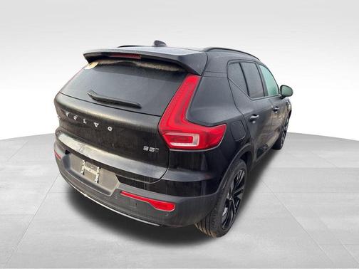 2025 Volvo XC40 B5 Plus Dark Theme