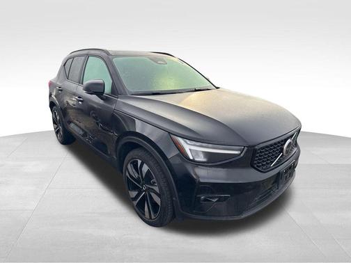 2025 Volvo XC40 B5 Plus Dark Theme