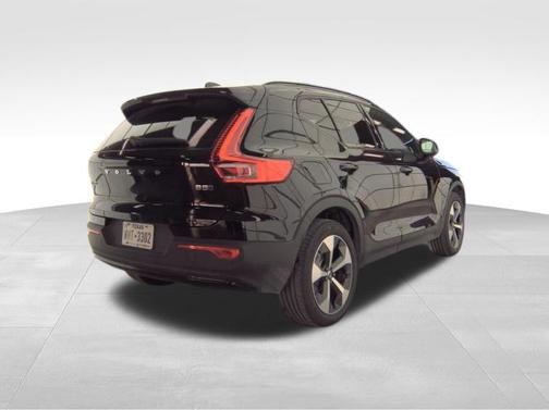 2025 Volvo XC40 B5 Plus Dark Theme