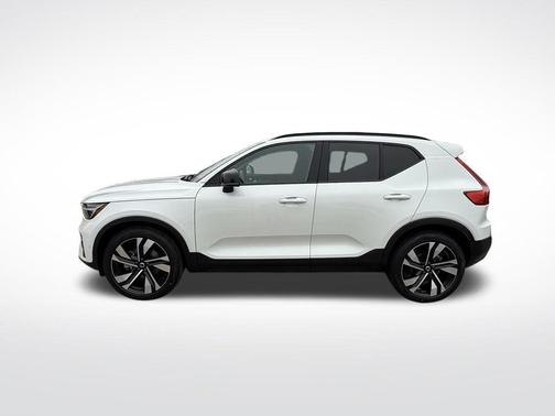 Crystal White 2023 Volvo XC40 Ultimate
