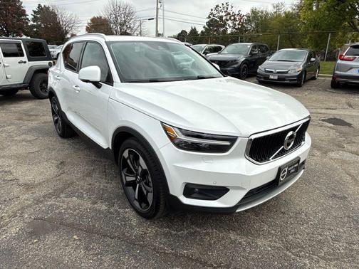 2022 Volvo XC40 Momentum