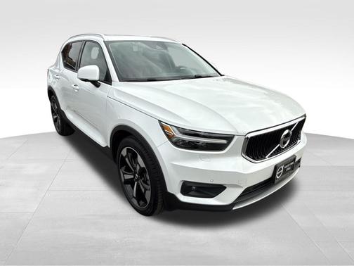 2022 Volvo XC40 Momentum
