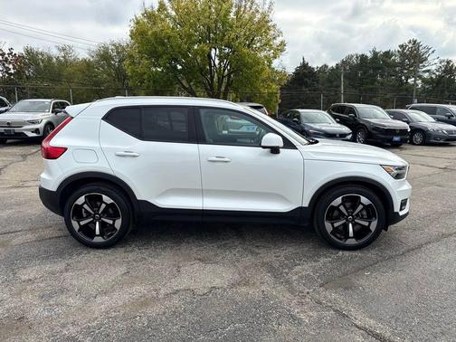 2022 Volvo XC40 Momentum