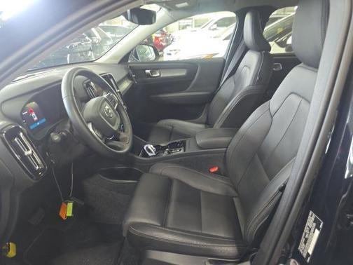 2025 Volvo XC40 B5 Plus Dark Theme