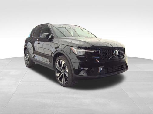 2025 Volvo XC40 B5 Plus Dark Theme