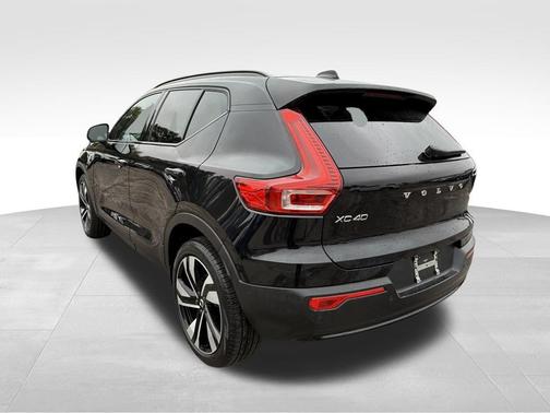 2025 Volvo XC40 B5 Plus Dark Theme