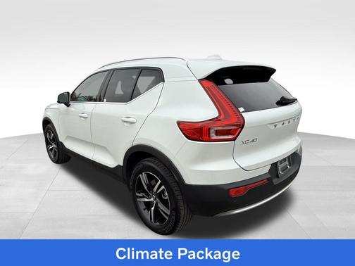 2025 Volvo XC40 B5 Core