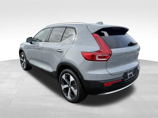 2025 Volvo XC40 B5 Plus Bright Theme