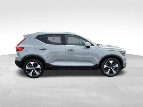 2025 Volvo XC40 B5 Plus Bright Theme