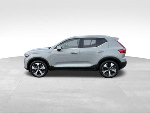 2025 Volvo XC40 B5 Plus Bright Theme