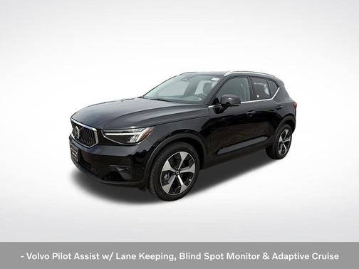 Onyx Black Metallic 2025 Volvo XC40 B5 Plus Bright Theme