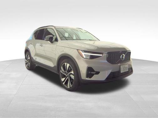 2025 Volvo XC40 B5 Plus Dark Theme
