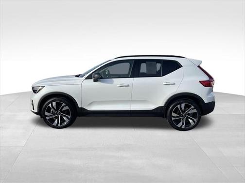 2024 Volvo XC40 B5 Plus Dark Theme