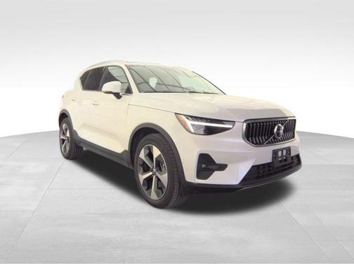 2025 Volvo XC40 B5 Plus Bright Theme