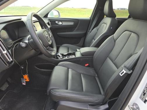 2025 Volvo XC40 B5 Plus Bright Theme