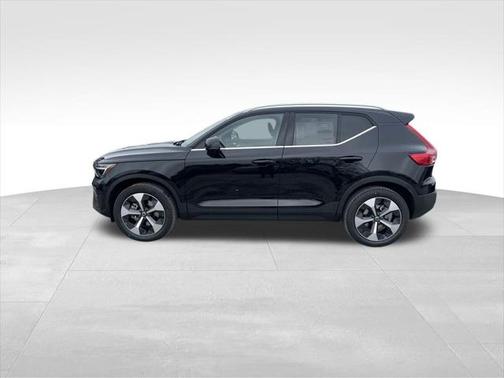 2025 Volvo XC40 B5 Core