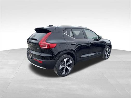 2025 Volvo XC40 B5 Core