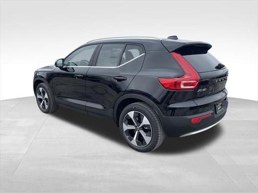 2025 Volvo XC40 B5 Core