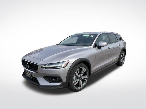 Aurora Silver 2026 Volvo V60 Cross Country B5 Plus