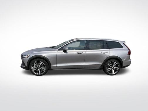 Aurora Silver 2026 Volvo V60 Cross Country B5 Plus