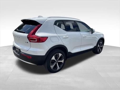 2025 Volvo XC40 B5 Plus Bright Theme