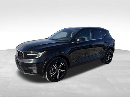 2025 Volvo XC40 B5 Core