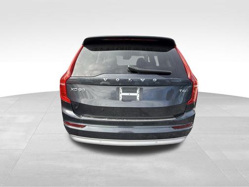 2022 Volvo XC90 T6 Momentum