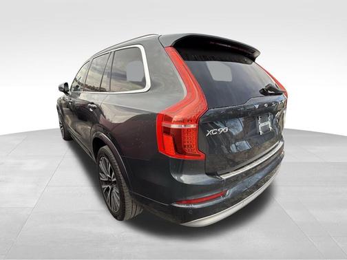2022 Volvo XC90 T6 Momentum