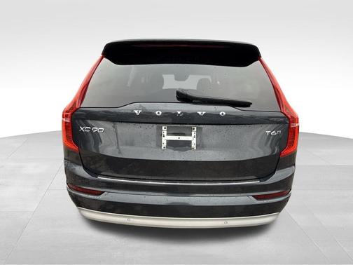 2022 Volvo XC90 T6 Momentum