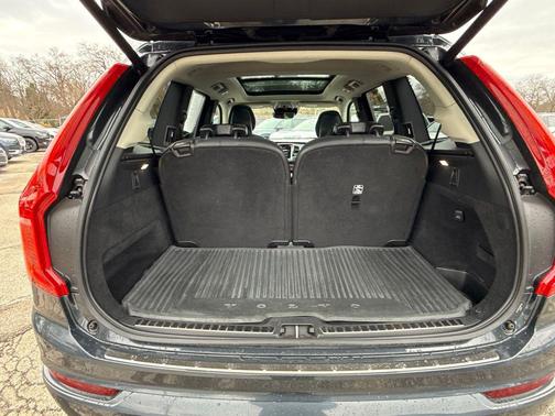 2022 Volvo XC90 T6 Momentum
