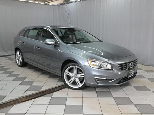 Photo 2 of 32 of 2017 Volvo V60 T5 Premier