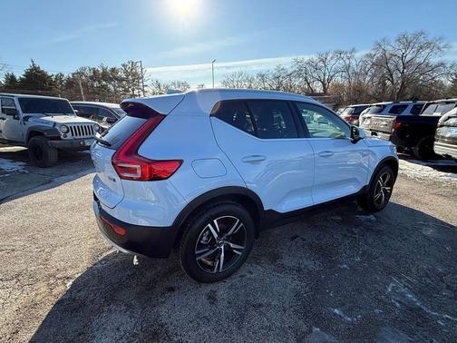 2025 Volvo XC40 B5 Core