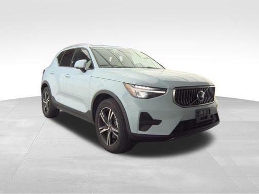2025 Volvo XC40 B5 Core