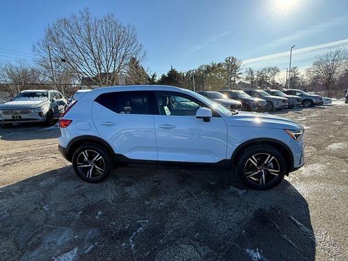 2025 Volvo XC40 B5 Core