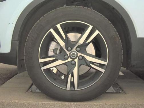 2025 Volvo XC40 B5 Core