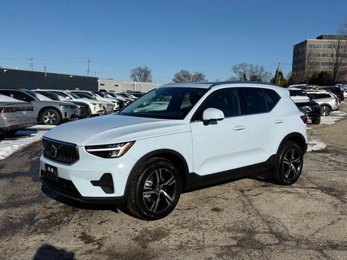 2025 Volvo XC40 B5 Core