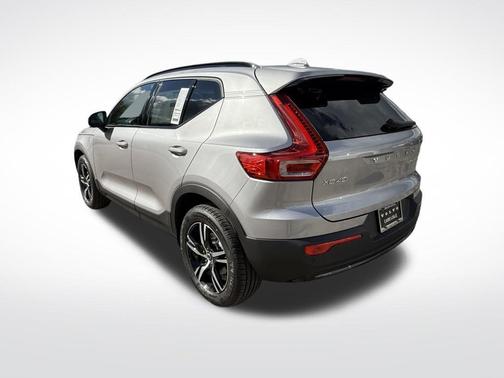 Aurora Silver 2026 Volvo XC40 B5 Core
