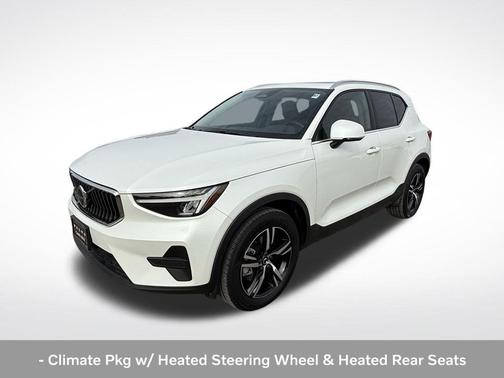 Crystal White Pearl 2025 Volvo XC40 B5 Core