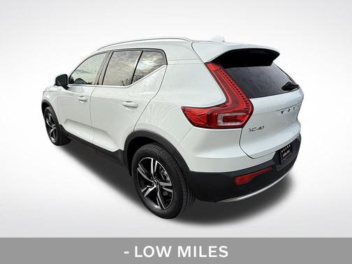 Crystal White Pearl 2025 Volvo XC40 B5 Core