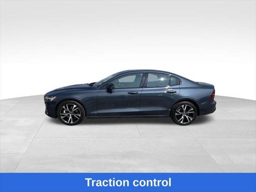 2025 Volvo S60 PLUSE DARK THEME